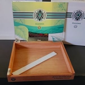 Empty AVO cigar box - Seasons, Spring